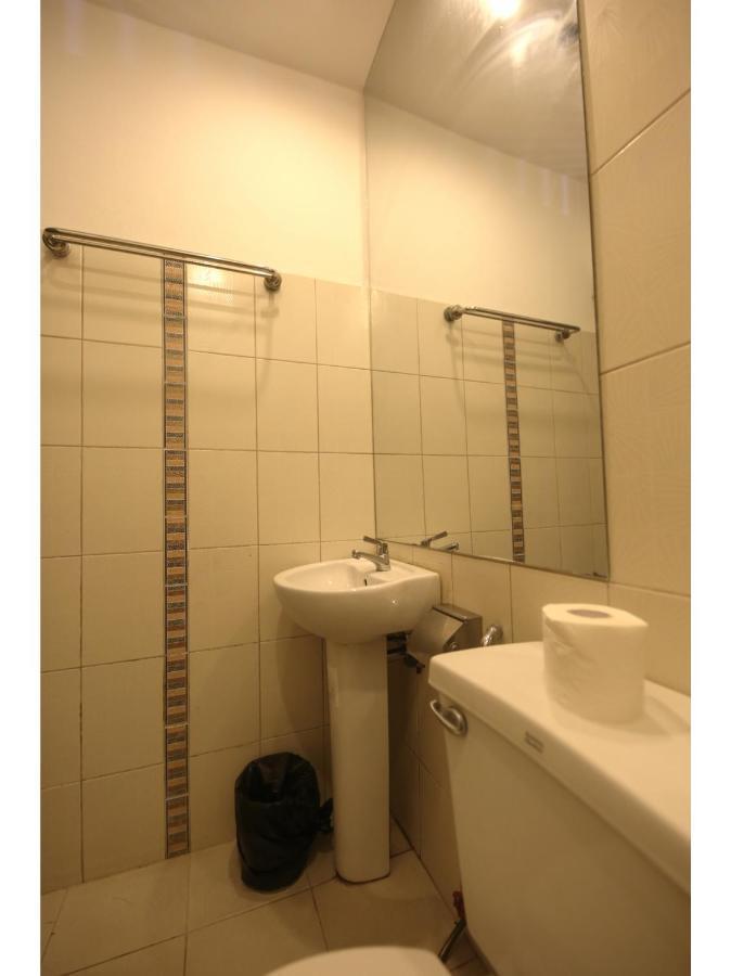 Oyo 866 Junction Hostels Маніла Екстер'єр фото